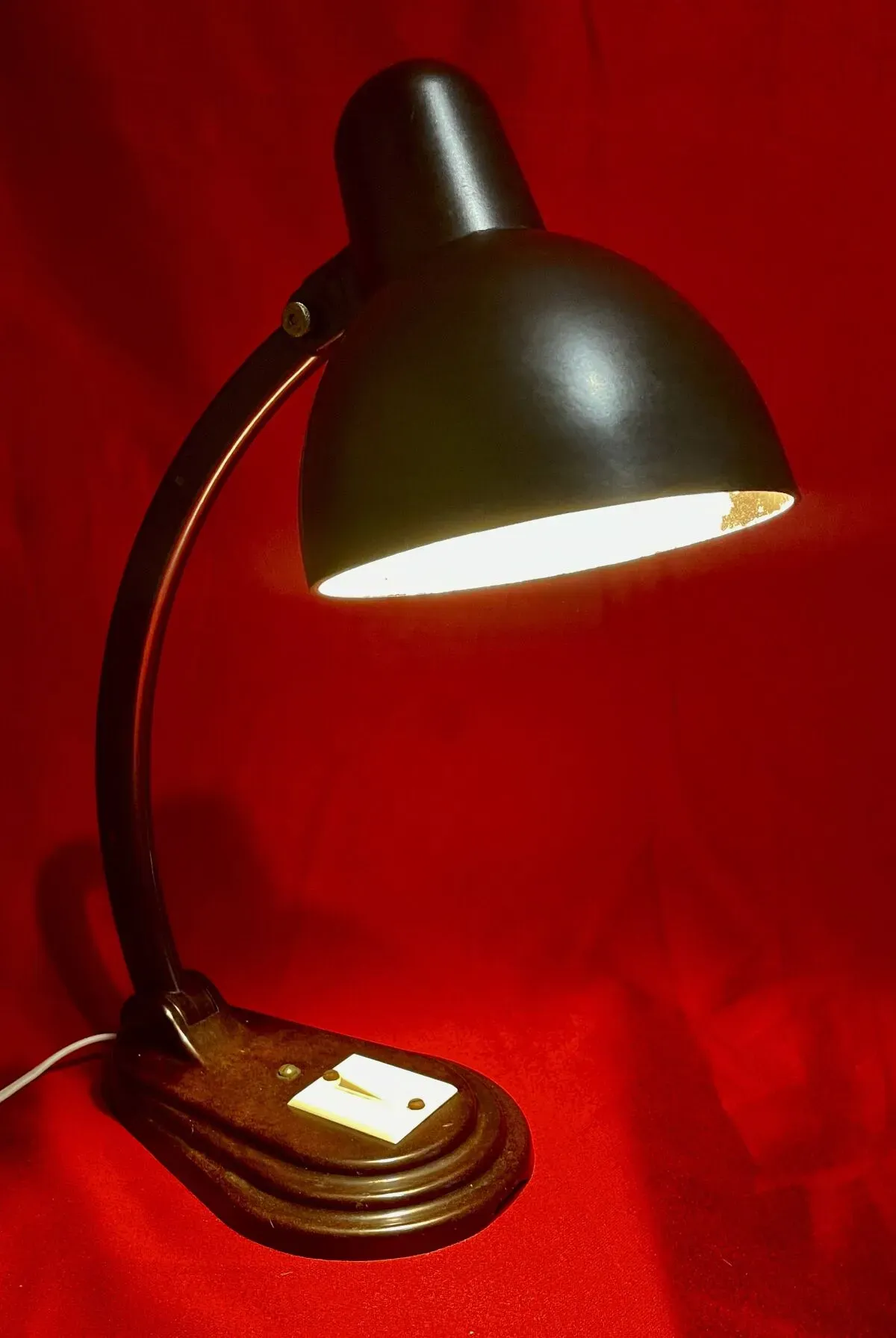Illustration numéro 4 du produit Lampe Bauhaus en bakélite