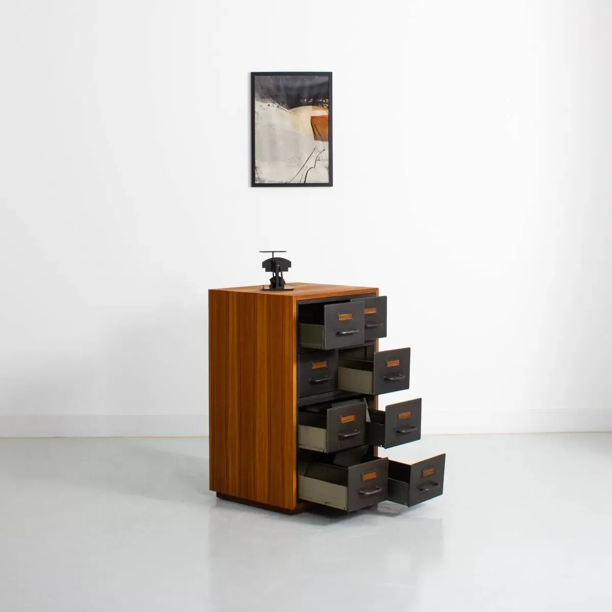 Illustration numéro 4 du produit Meuble industriel entièrement restauré avec un caisson en teck