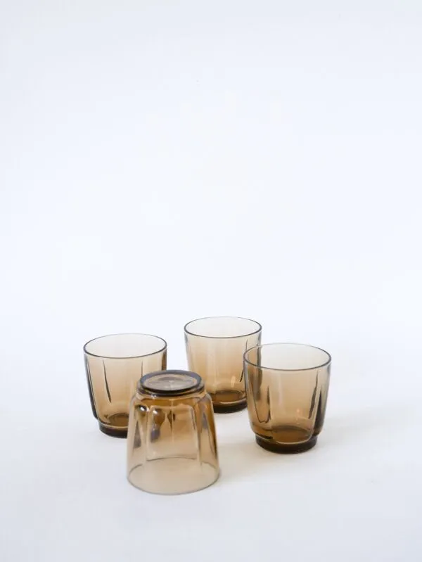 Illustration numéro 4 du produit Lot de 4 verres à eau en verre fumé Duralex, 1970