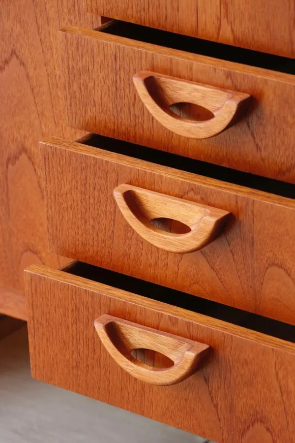 Illustration numéro 4 du produit Enfilade Beautility en teck, années 60