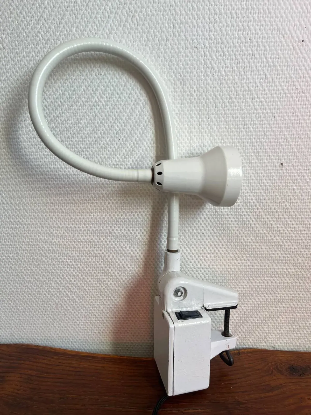 Illustration numéro 4 du produit Lampe atelier en fonte inclinable année 50