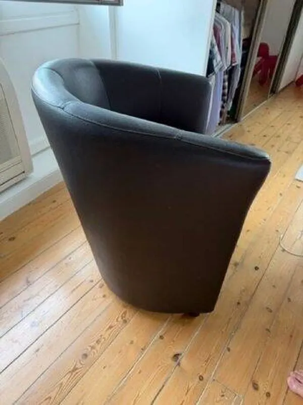 Illustration numéro 4 du produit Fauteuil club en simili cuir noir