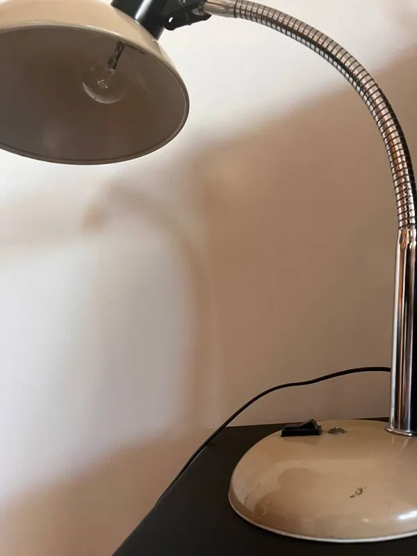 Illustration numéro 4 du produit Lampe à poser crème