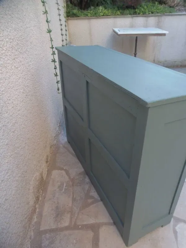 Illustration numéro 4 du produit Meuble de métier vintage transformé en bibliothèque, vaisselier vert fumé.