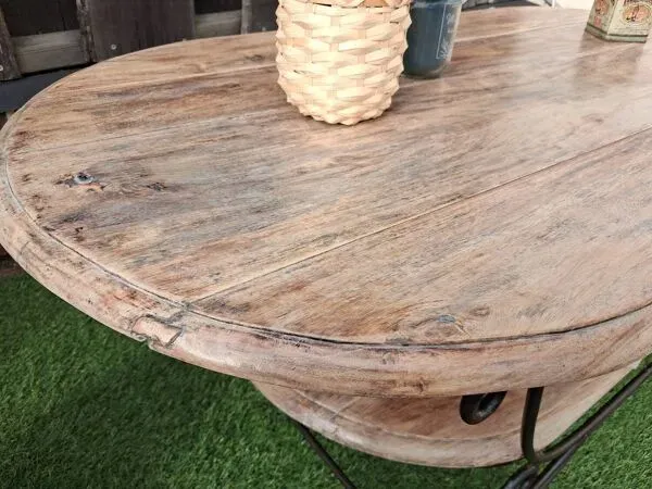 Illustration numéro 4 du produit Table de caractère acacia et fer forgé