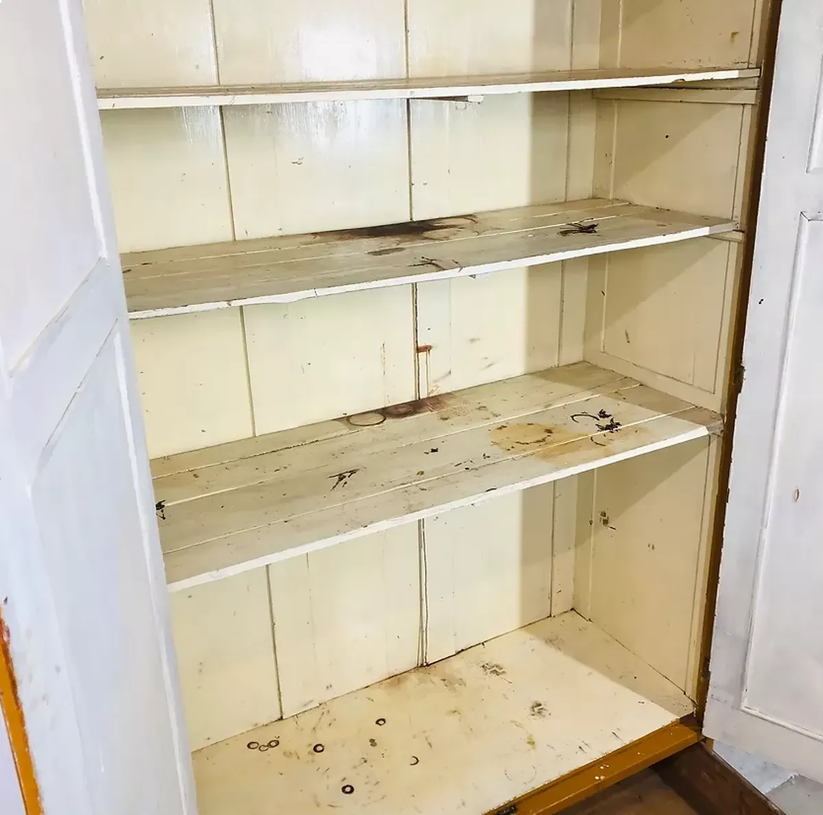 Illustration numéro 4 du produit Armoire en bois