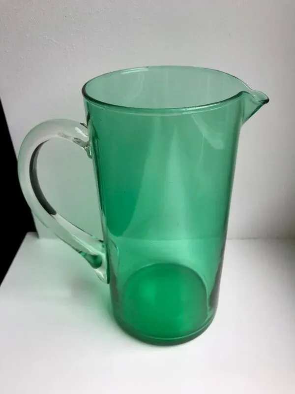 Illustration numéro 4 du produit Pichet en verre vert années 70