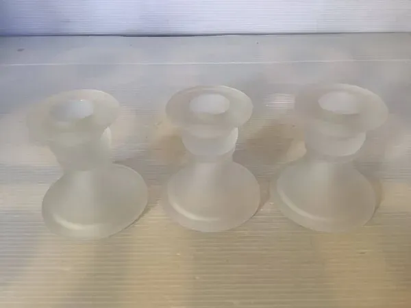 Illustration numéro 4 du produit Trio de petits bougeoirs en verre dépoli