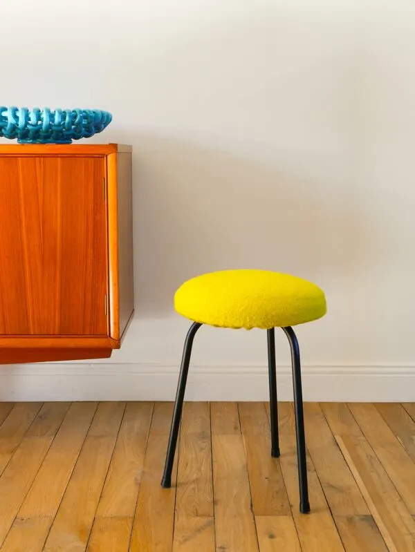 Illustration numéro 4 du produit Tabouret tripode en fer noir et laine bouillie, jaune, 1960