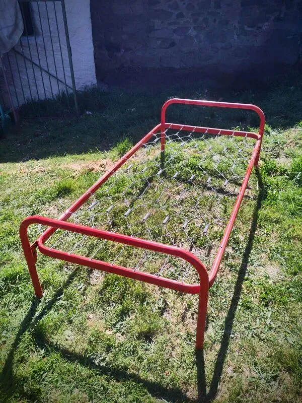 Illustration numéro 4 du produit Lit métallique rouge