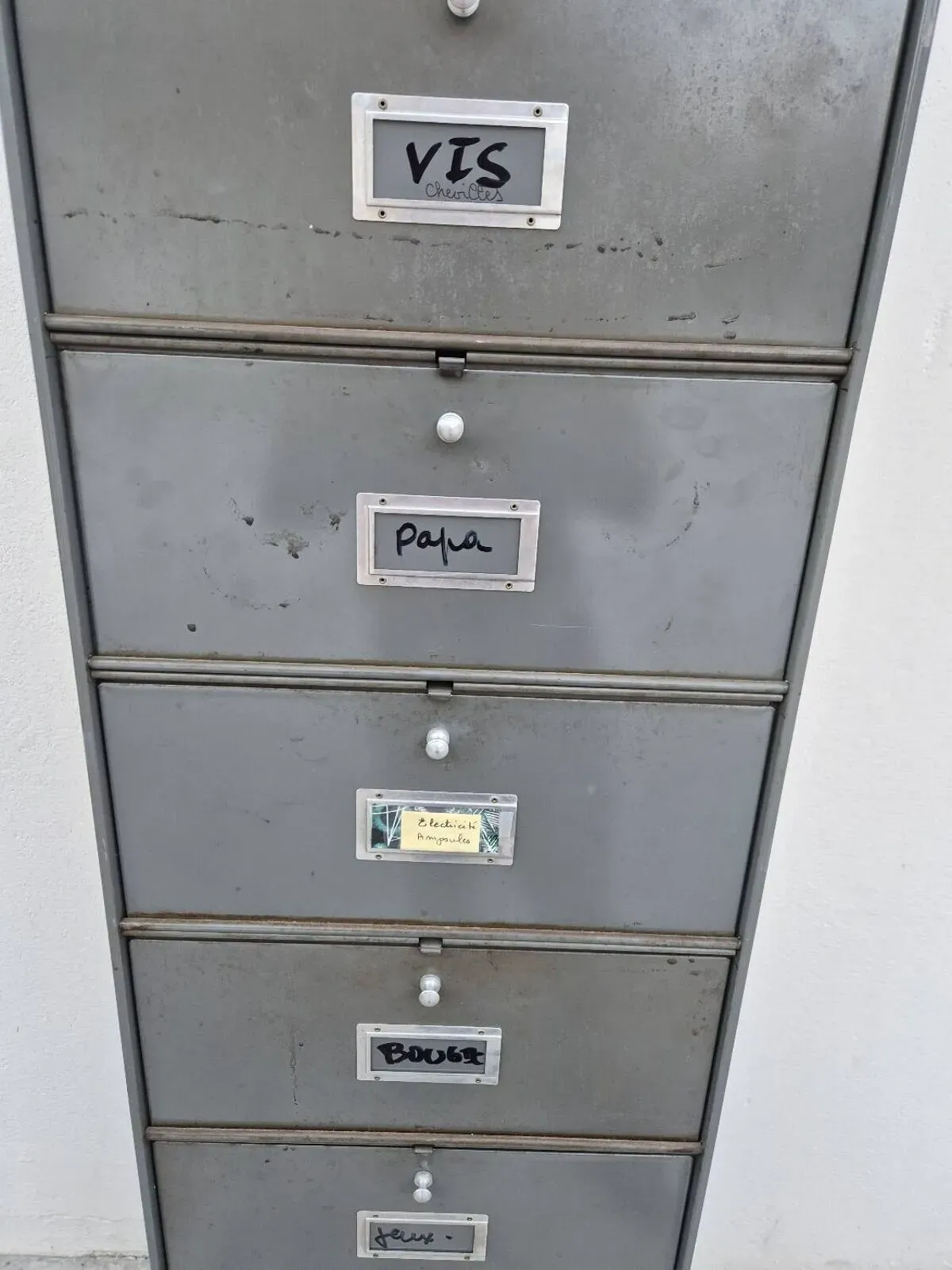 Illustration numéro 4 du produit Meuble à clapets rangement classeur ''Ronéo'' métallique 1950s industriel