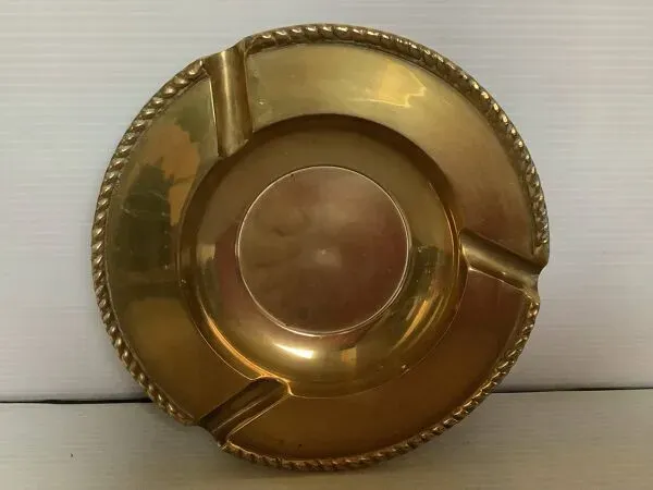 Illustration numéro 4 du produit Cendrier vide poche en laiton