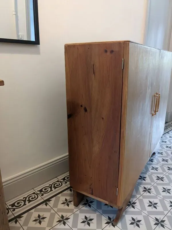 Illustration numéro 4 du produit Meuble pieds moustaches