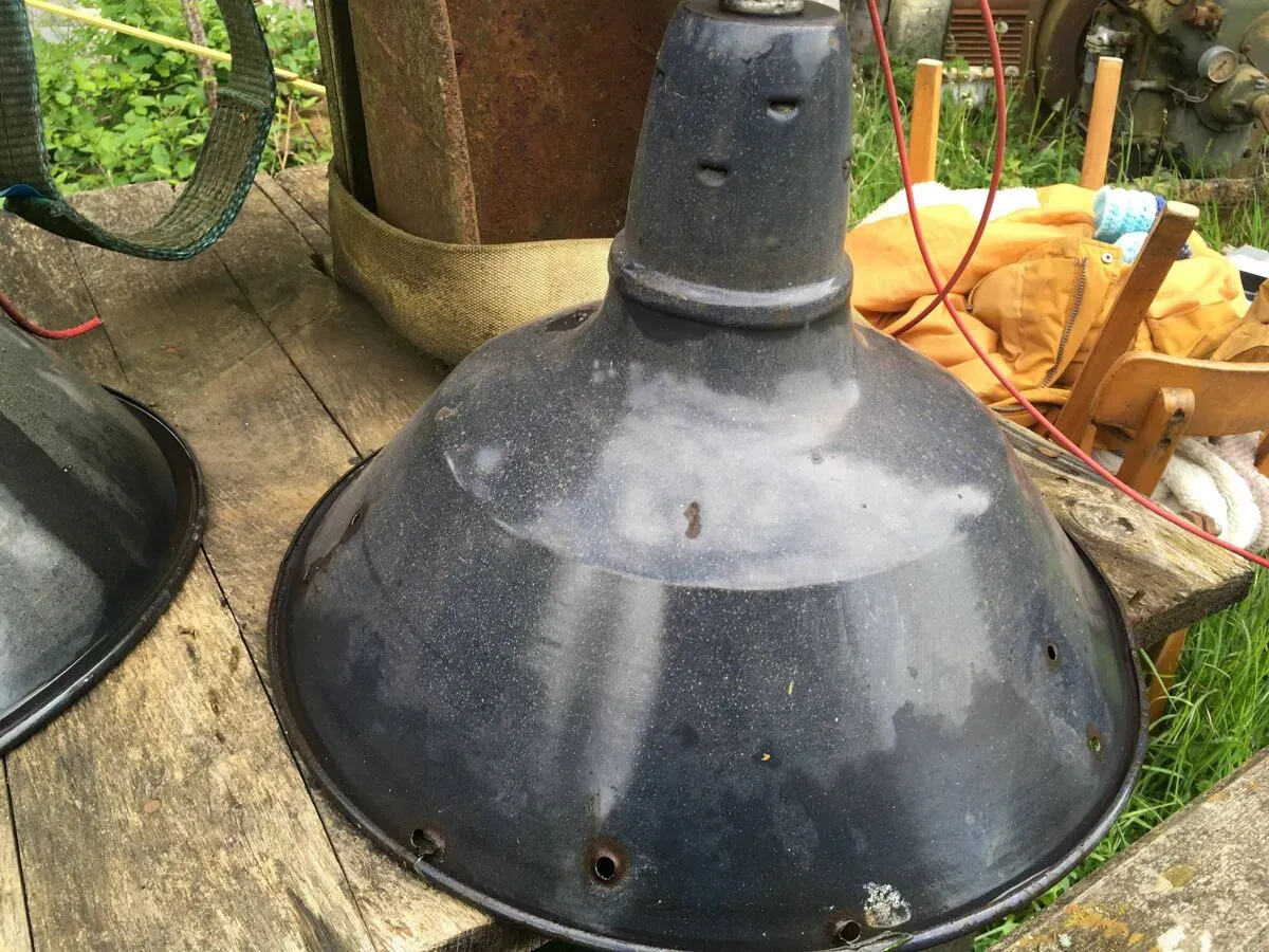 Illustration numéro 4 du produit Lot de 5 lampes industrielles noirs années '70 dans leur pattine différents formats