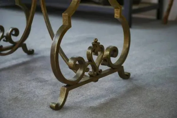 Illustration numéro 4 du produit Table d’appoint piètement en fer forgé doré à la feuille attribuée à Gilbert Poillerat avec plateau en travertin 1940’s