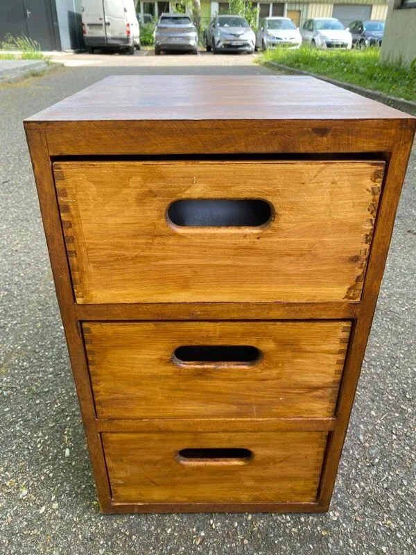 Illustration numéro 4 du produit Commode scandinave en bois massif type meuble de métier