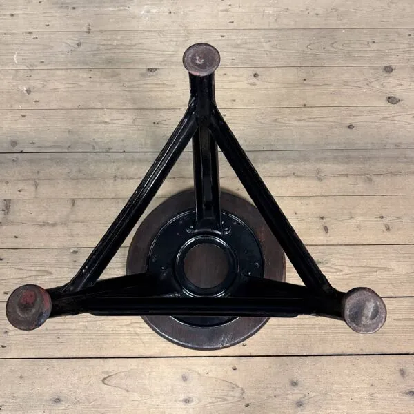 Illustration numéro 4 du produit Tabouret Rowac noir non marqué avec assise en bois foncé