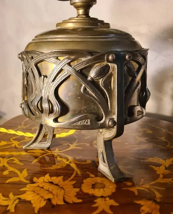 Illustration numéro 4 du produit lampe bronze et laiton art nouveau 1900  et un abat jour en pate de verre e