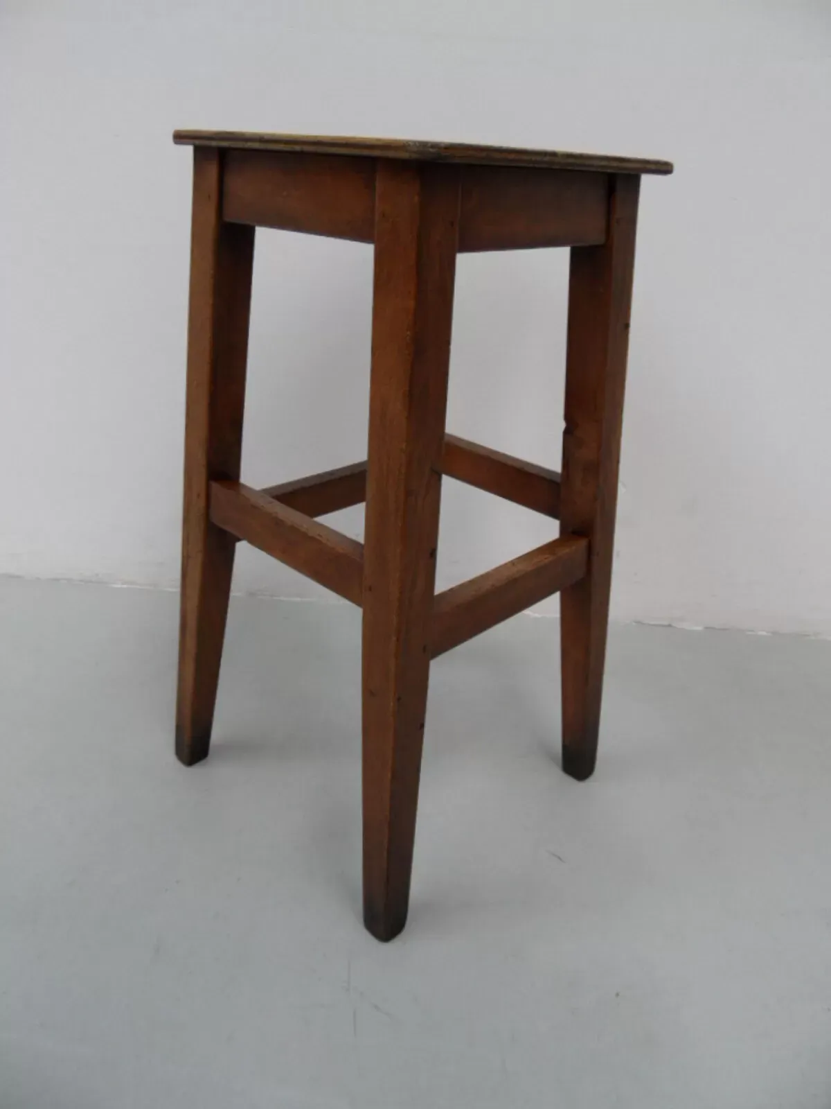 Illustration numéro 4 du produit Tabouret en bois vintage