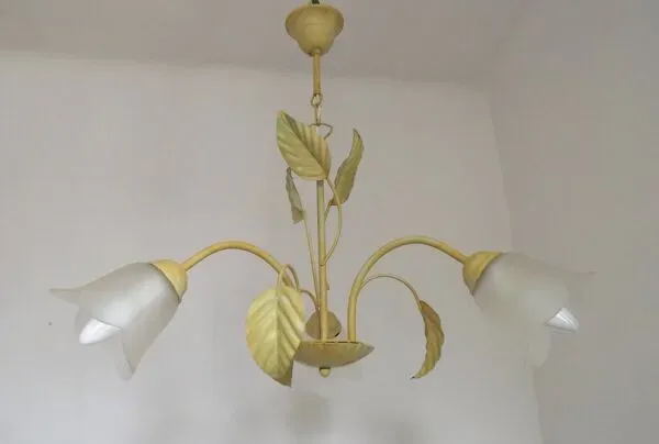 Illustration numéro 4 du produit Lustre vintage français à 3 lumières en métal vert feuille avec abat-jours en verre 5516