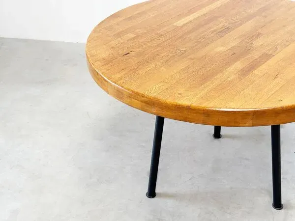 Illustration numéro 4 du produit Table à manger ronde industrielle française avec plateau en chêne