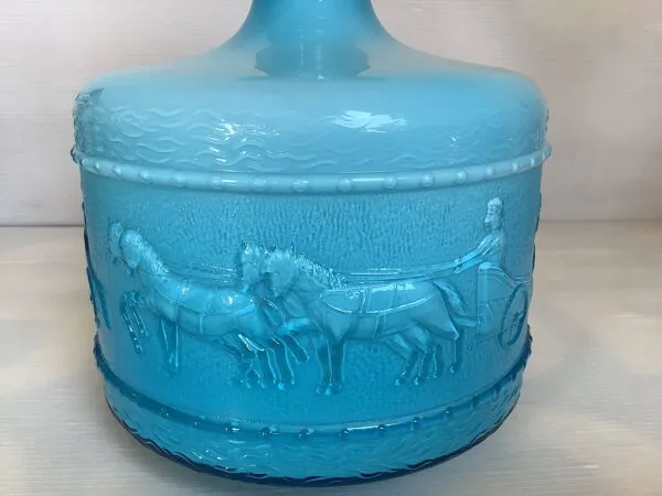 Illustration numéro 4 du produit Vase en opaline bleue Italy