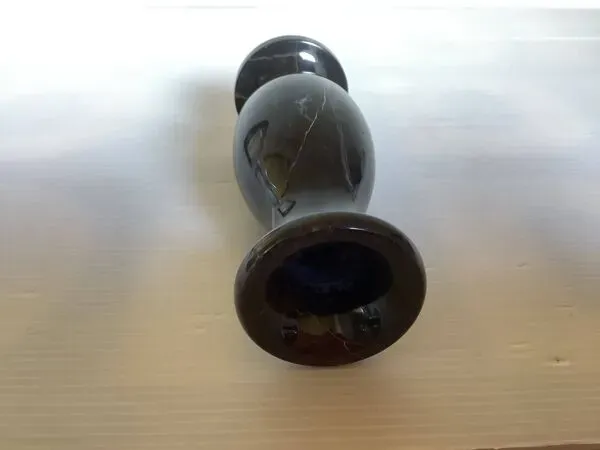 Illustration numéro 4 du produit Petit vase en marbre noir veiné