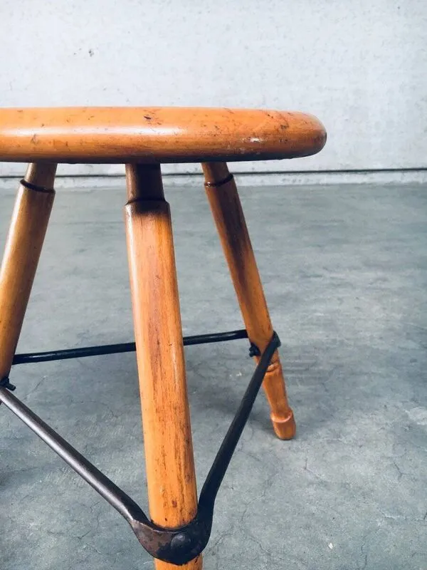 Illustration numéro 4 du produit Industrial Low Tripod Stools, Belgium, 1950s, Set of 3