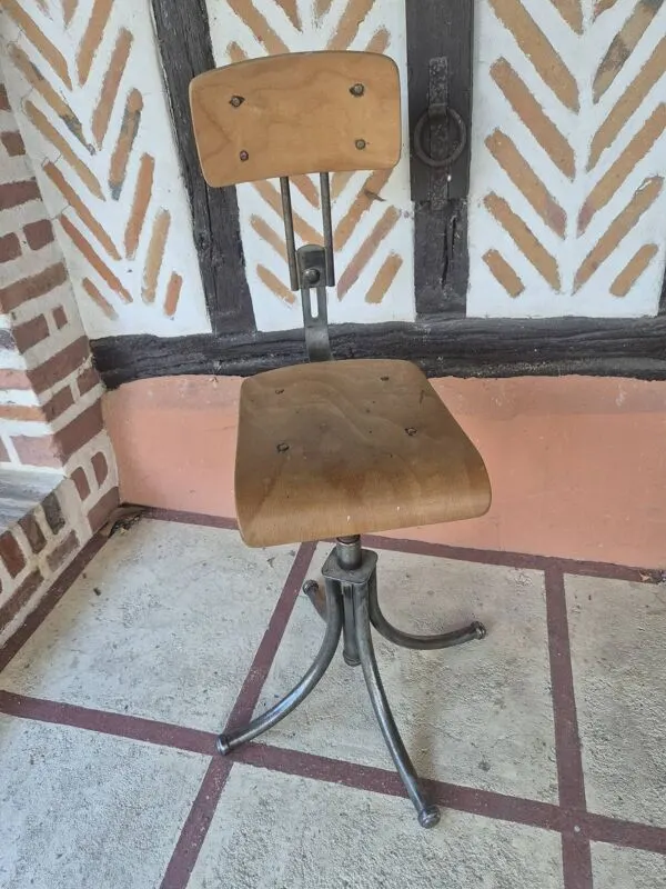 Illustration numéro 4 du produit Chaise d'atelier industrielle