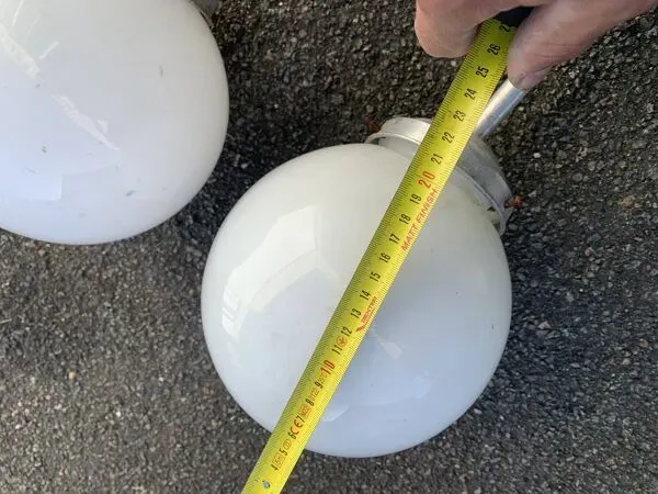 Illustration numéro 4 du produit Paire de lustre opaline blanche vintage école