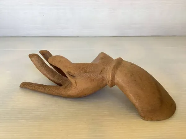 Illustration numéro 4 du produit Vide poche baguier main en bois