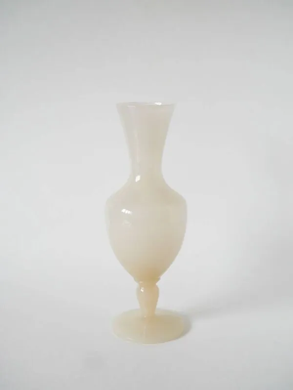 Illustration numéro 4 du produit Grand vase en opaline, rose pâle, 1960