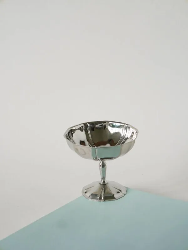 Illustration numéro 4 du produit Lot de 6 coupes à glace en inox hautes, pieds fins travaillés, Design, 1970