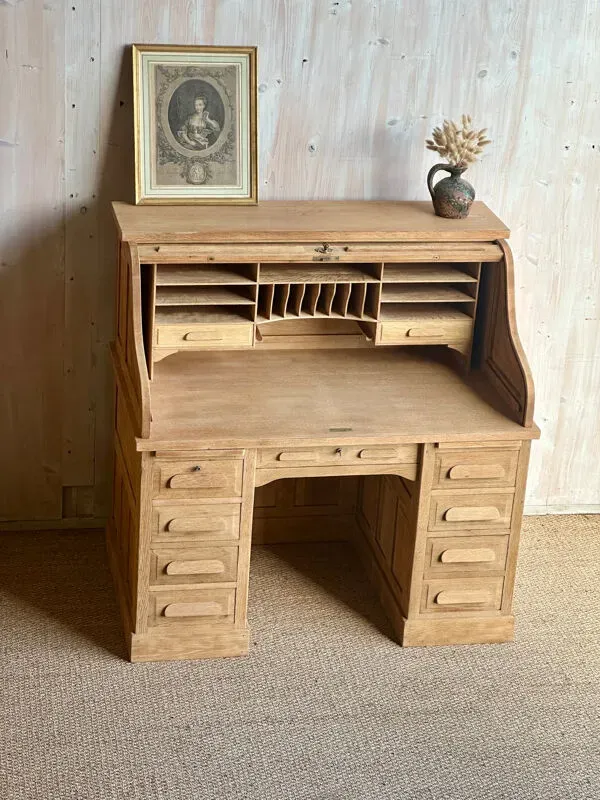 Illustration numéro 4 du produit Bureau à cylindre ancien en chêne rénové – clé d’origine