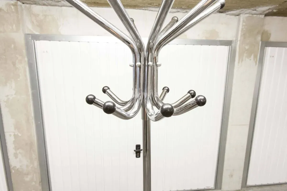 Illustration numéro 4 du produit Porte manteau perroquet 16 patères industriel en métal chromé et base + boules noires 1960