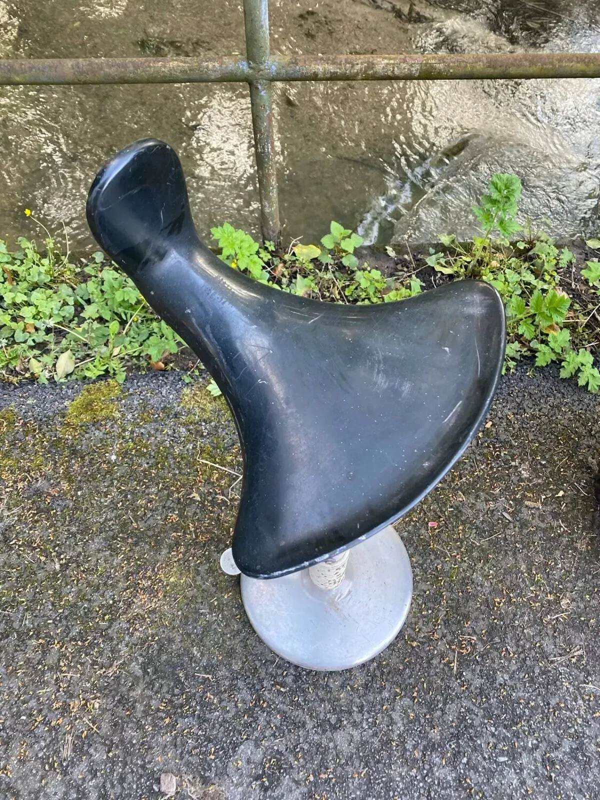 Illustration numéro 4 du produit Tabouret industriel hydrolique vintage