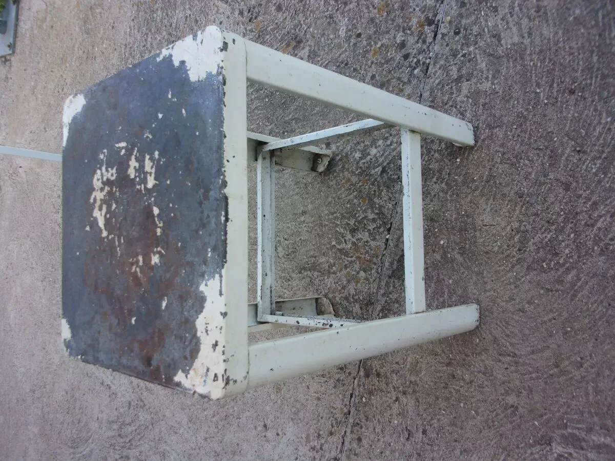 Illustration numéro 4 du produit Tabouret d'atelier en fer tole industriel 1950/1960