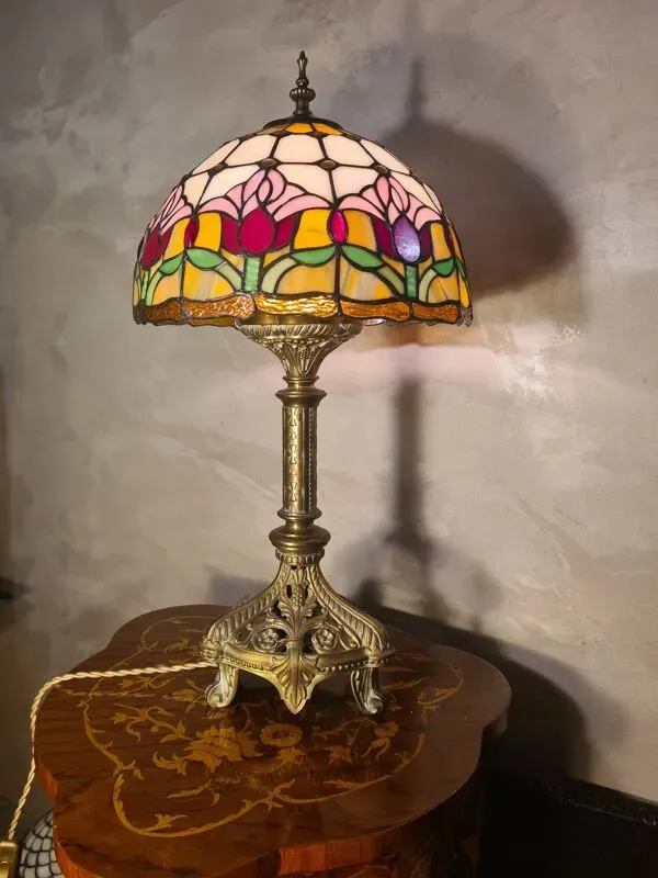 Illustration numéro 4 du produit Lampe Art nouveau ancienne en bronze et abat-jour en vitrail style Tiffany, restaurée
