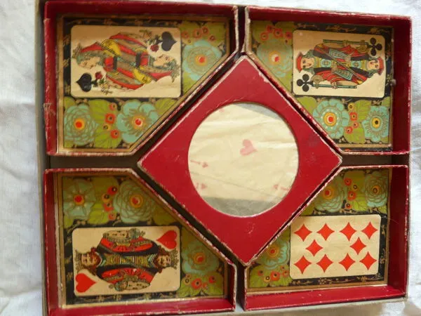 Illustration numéro 4 du produit boîte de jeu de nain jaune en bois années 40 de marque GB