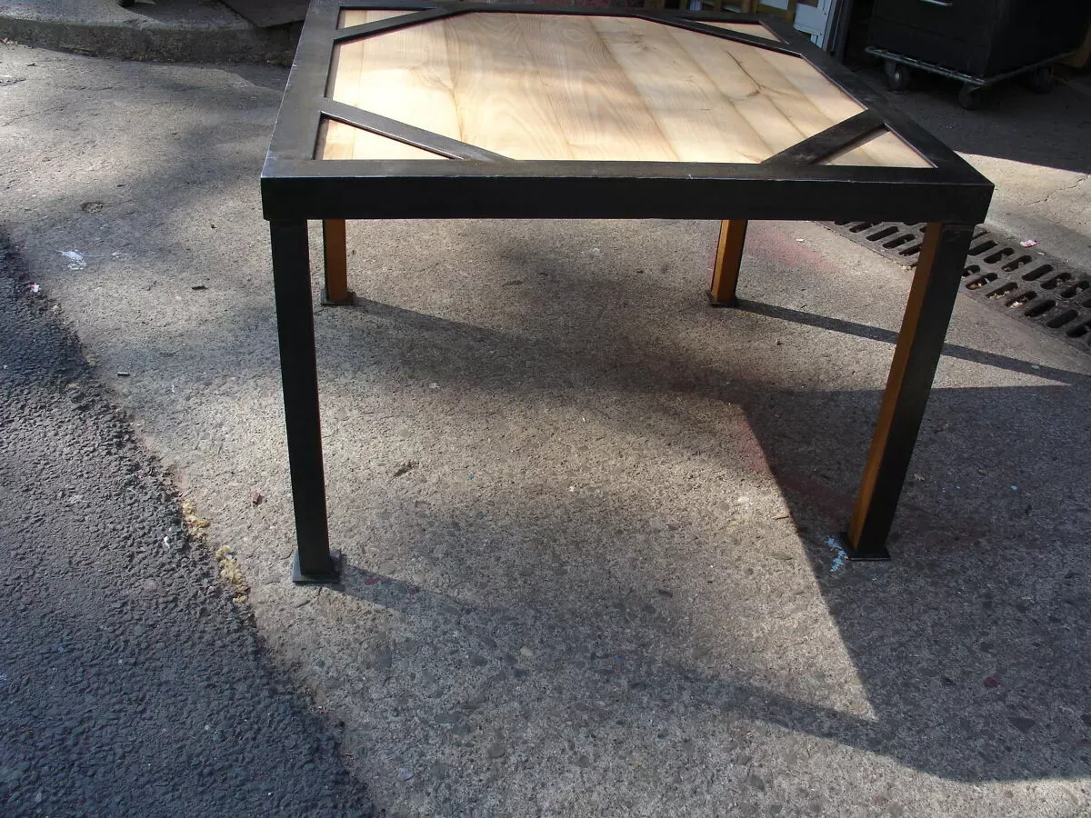 Illustration numéro 4 du produit Table basse ou bout de canapé en acier et bois style industriel