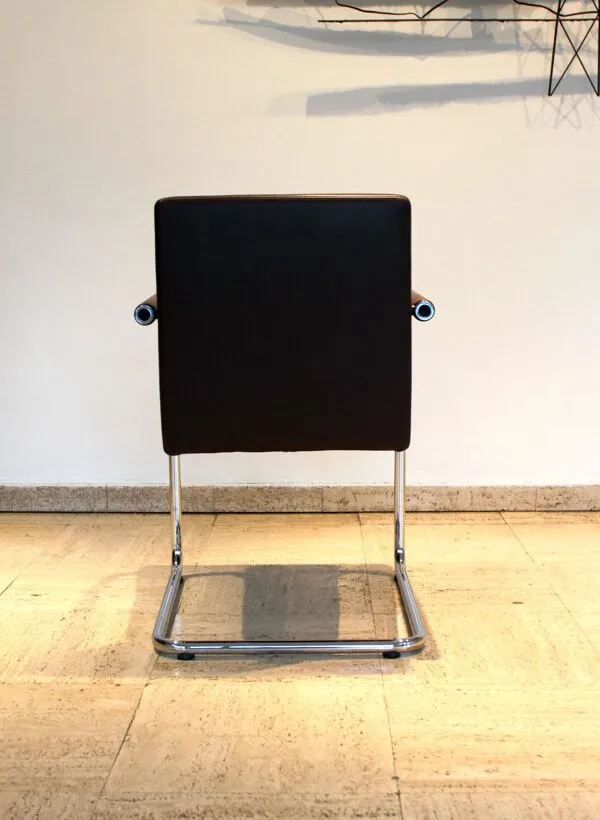 Illustration numéro 4 du produit Suite de 6 chaises Visasoft par Antonio Citterio et Glen Oliver pour Vitra.