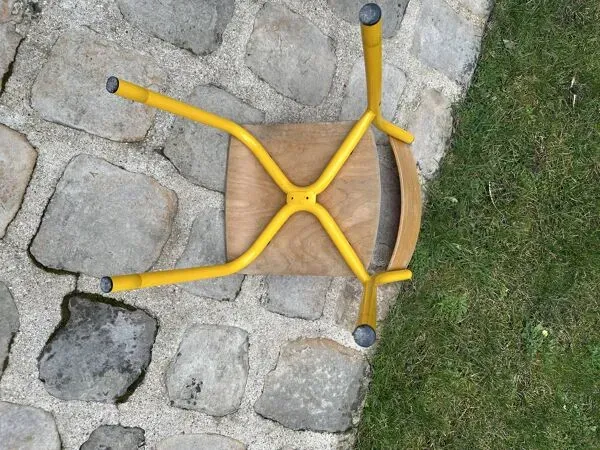 Illustration numéro 4 du produit Paire de chaises d'école