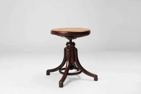 Illustration numéro 4 du produit Tabouret de piano Thonet en bois de hêtre courbé avec assise en rotin, Autriche vers 1900