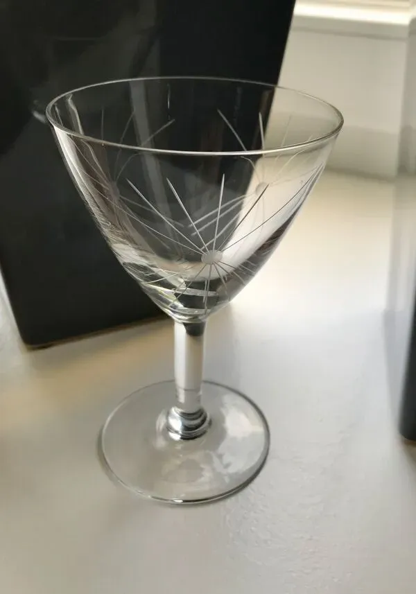 Illustration numéro 4 du produit Lot de 5  verres à vin gravés modèle étoile années 50