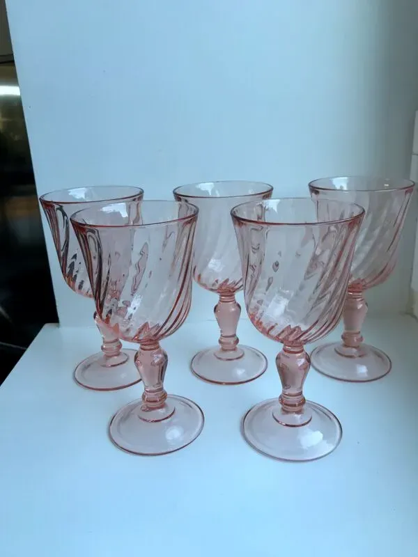 Illustration numéro 4 du produit Lot de 5 verres à vin roses années 50