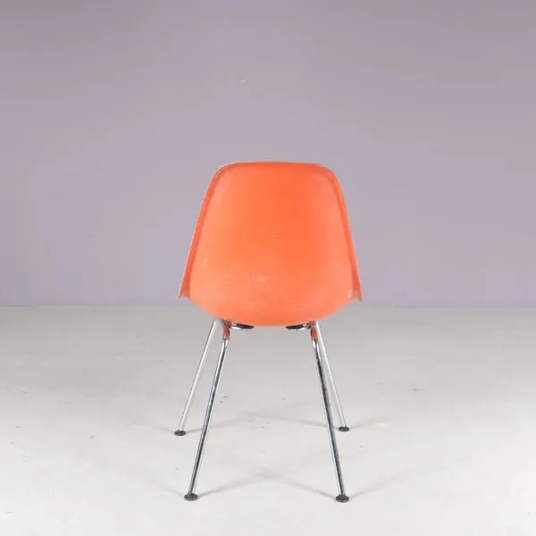Illustration numéro 4 du produit Chaises de salle à manger des années 1960 en fibre de verre orange / Charles & Ray Eames / Herman Miller, États-Unis