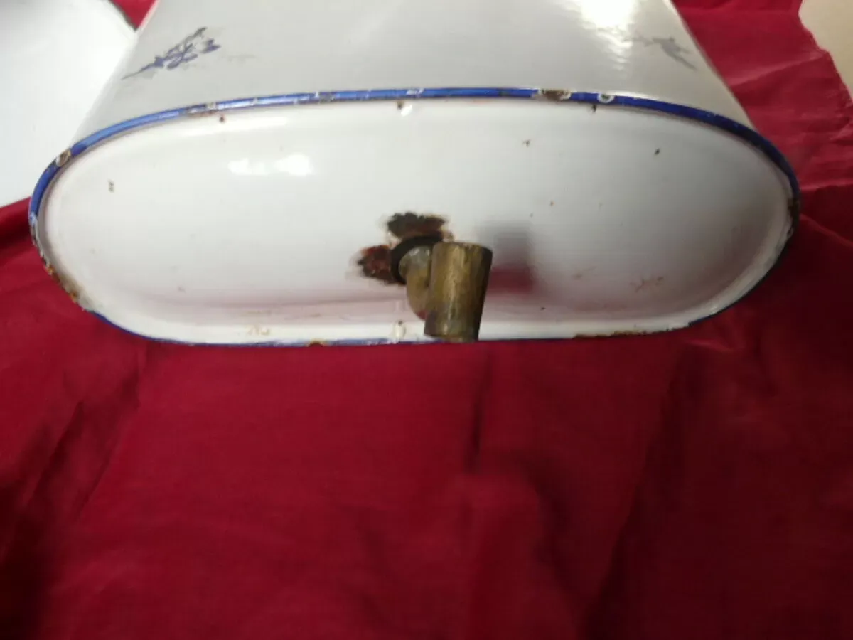 Illustration numéro 4 du produit Fontaine murale en tôle émaillée décor de fleurs bleues sur fond blanc