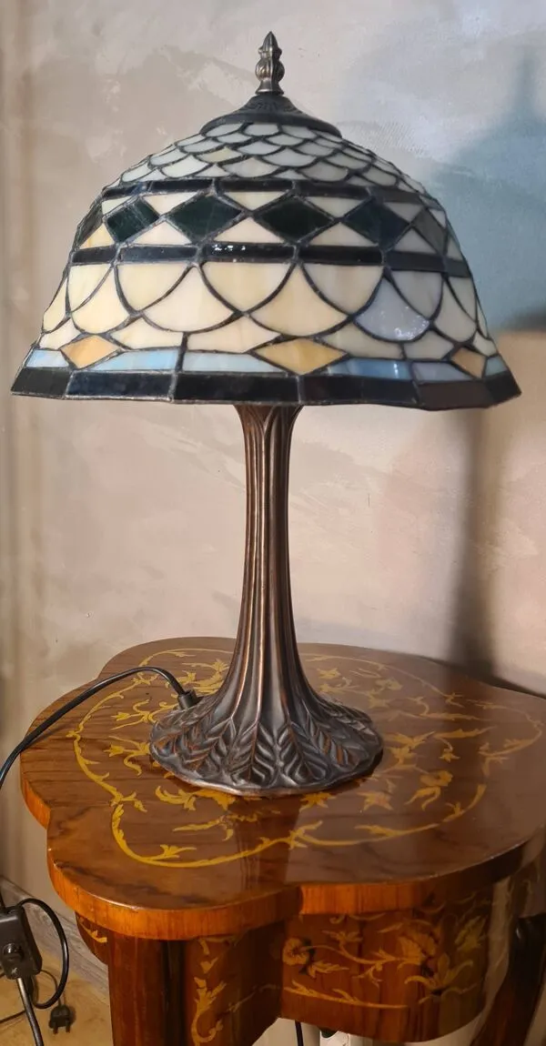 Illustration numéro 4 du produit lampe sous license original tifany  eskriss verre vitrail  49x3 33