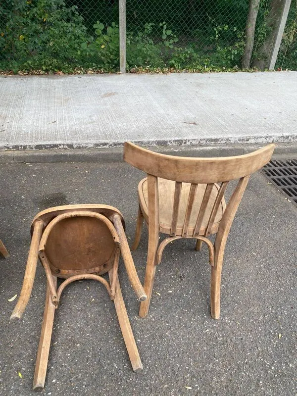 Illustration numéro 4 du produit 4 chaises de bistrot décapées en bois courbé signé Fischel 1920