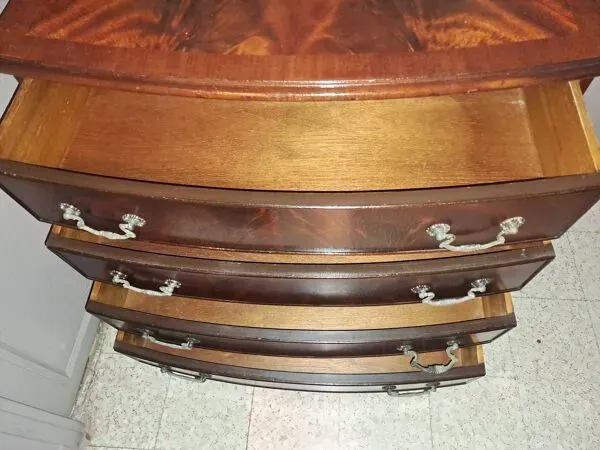 Illustration numéro 4 du produit Comode vernissée à fronton arrondi avec 4 tiroirs de style classique baroque 1880/1900